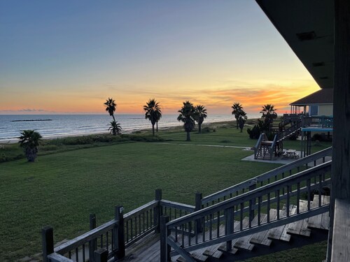 Waterfront Family Beach House Escape