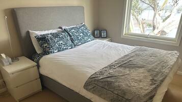 4 bedrooms, iron/ironing board, free WiFi, bed sheets