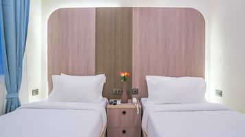 Twin Room | In-room safe, desk, laptop workspace, blackout curtains