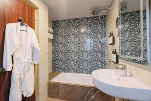 Tremannsrom – familie | Bad | Hårføner, håndklær, såpe og sjampo