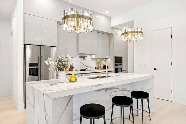 Fridge, microwave, oven, stovetop - Bluewater- 4 bedroom, 4 bath luxury Villa - Vesteva (Cape Coral)