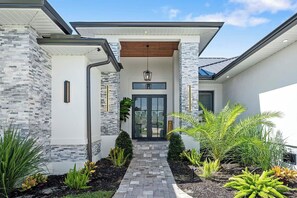 Exterior - Bluewater- 4 bedroom, 4 bath luxury Villa - Vesteva (Cape Coral)