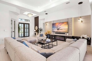 Smart TV - Bluewater- 4 bedroom, 4 bath luxury Villa - Vesteva (Cape Coral)