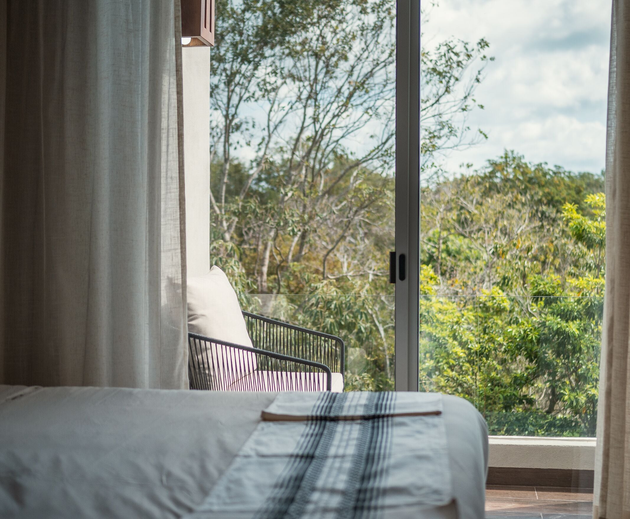 Caja fuerte, tabla de planchar con plancha, wifi gratis