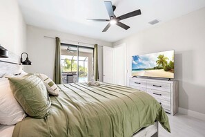 4 bedrooms, desk, iron/ironing board, free WiFi - Dream View - Freshwater Canal Home with Outdoor Bar (Cape Coral)