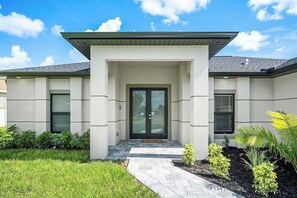 Exterior - Dream View - Freshwater Canal Home with Outdoor Bar (Cape Coral)