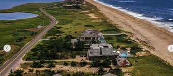 Delightful 8-bedroom house with bedroom AC Directly on the Beach