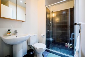 Dusche, Haartrockner, Handtücher, Seife