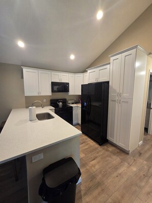 Kylskåp, mikrovågsugn, ugn och spishäll