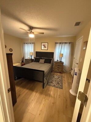 3 bedrooms, desk, iron/ironing board, free WiFi