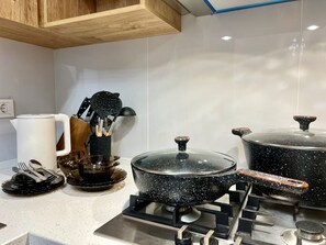 Comfort Apartment, City View | Private kitchen