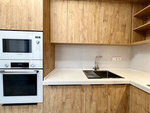 Comfort Apartment, City View | Private kitchen