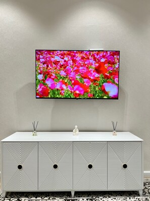 Comfort Apartment, City View | Living area