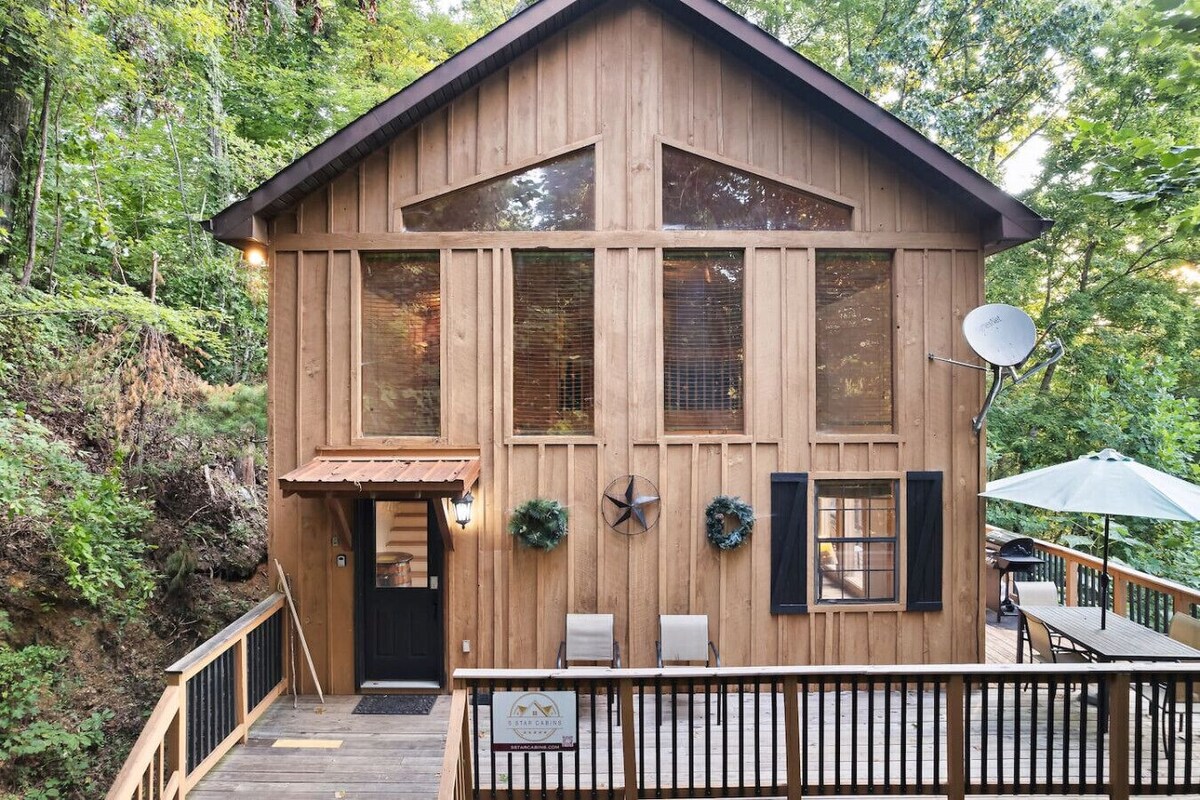 New! Cabin w/ views, hot tub, pickelball, private!