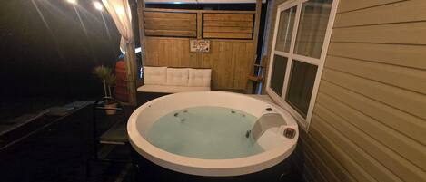 Tina de hidromasaje al aire libre