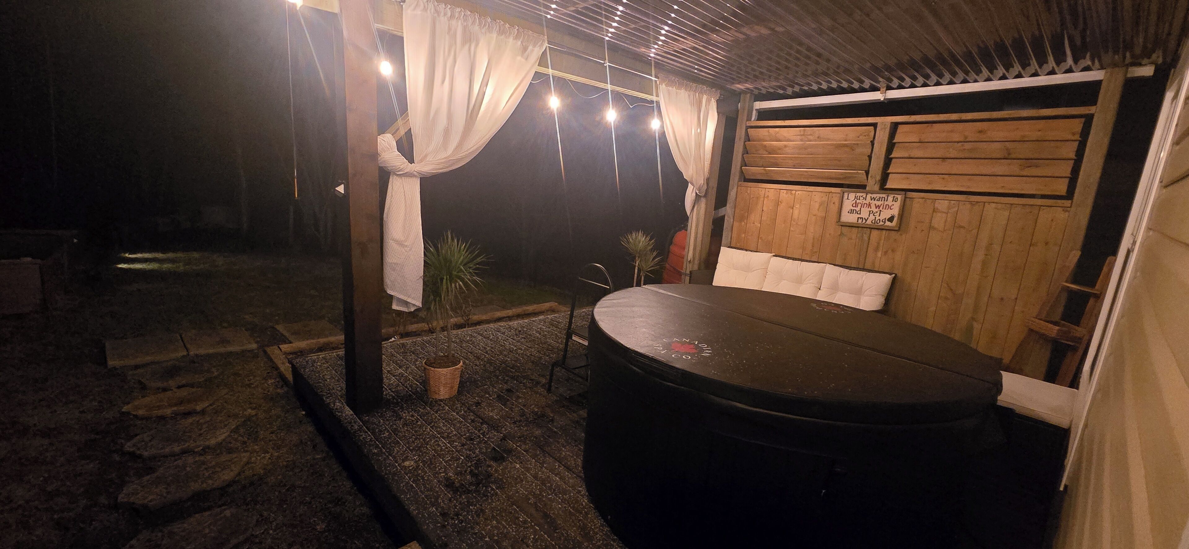 Banyera d'hidromassatge a l'aire lliure