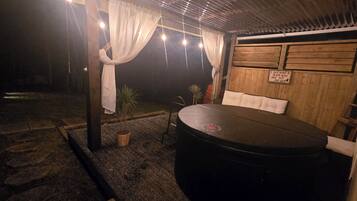 Banyera d'hidromassatge a l'aire lliure