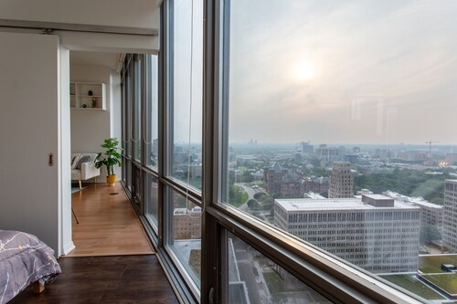 Downtown Core Bay St Luxury Condo w/ High Floor| Ideal for Monthly Rentals