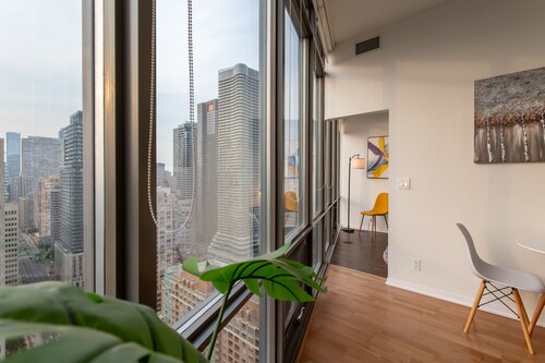 Downtown Core Bay St Luxury Condo w/ High Floor| Ideal for Monthly Rentals