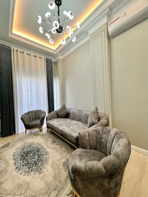 Apartamento conforto, vista para a cidade | Área de estar