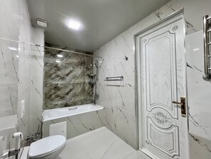 Comfort Apartment, City View | Bathroom
