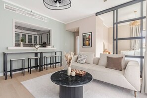 TV - BLVD Arthouse | Pool, Gym & Private Cinema (Dubai)