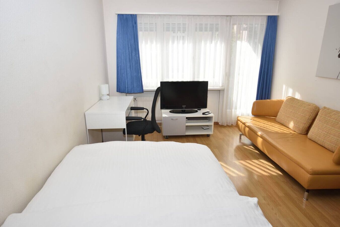 Desk, iron/ironing board, WiFi, bed sheets