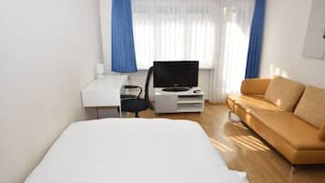 Een bureau, een strijkplank/strijkijzer, wifi, beddengoed