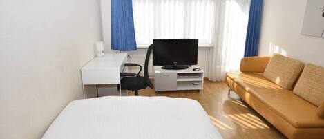 Bureau, fer et planche à repasser, Wi-Fi, draps fournis