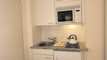 Een koelkast, een microgolfoven, een kookplaat, een broodrooster