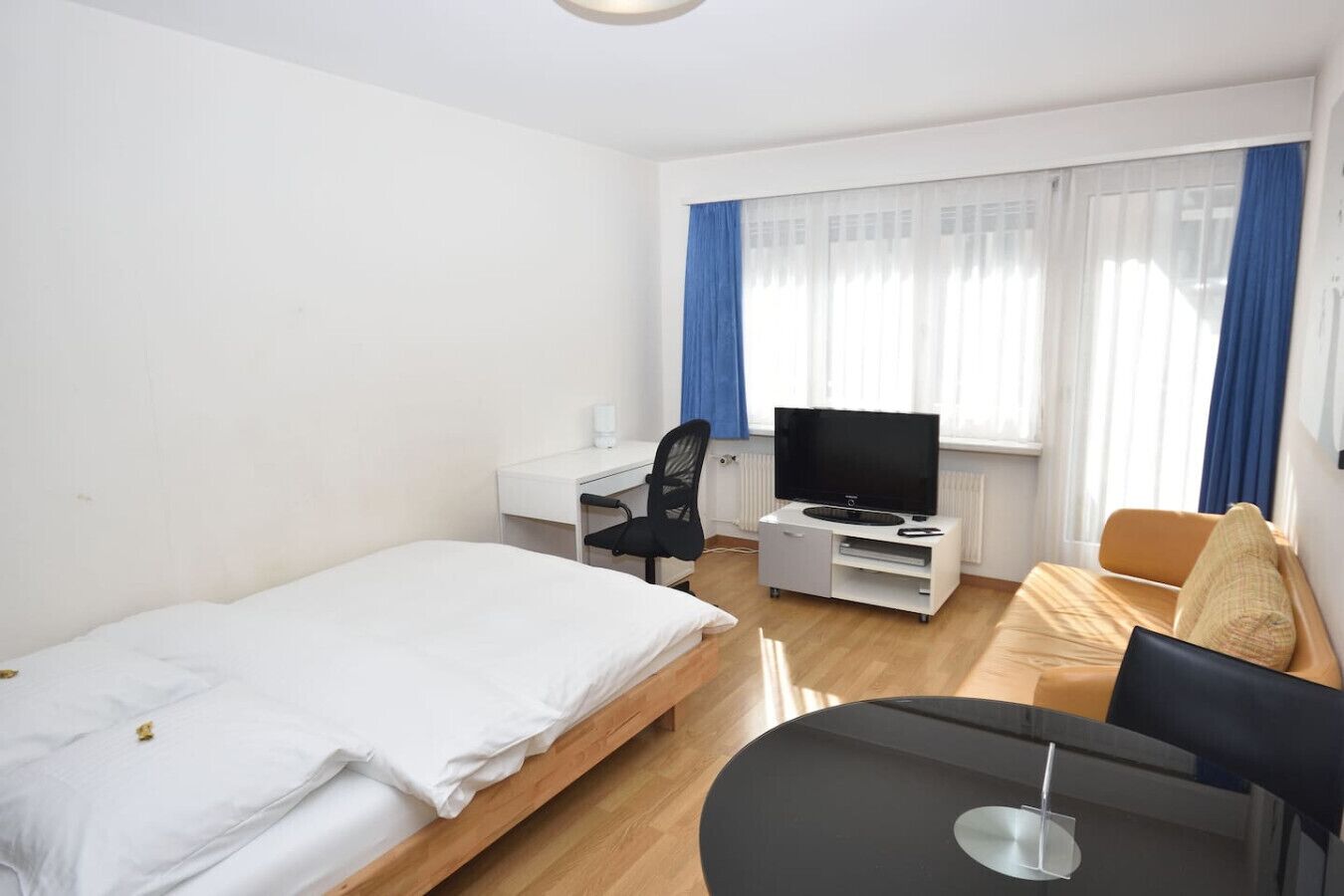 Desk, iron/ironing board, WiFi, bed sheets