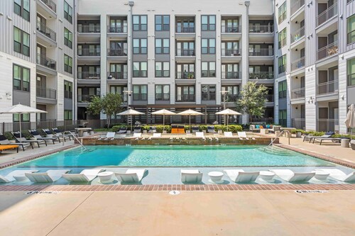 Stylish 1BR Retreat in Houston’s Sawyer Yards Art District • Minutes to Downtown