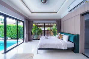 Une chambre moderne avec un grand lit, une vue sur une piscine et un appareil de climatisation.