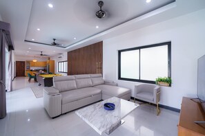 Romantic Villa, Pool View | Living area | Flat-screen TV - Natcha villa 41 (Pattaya)