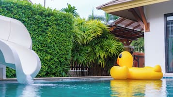Romantic Villa, Pool View | Living area