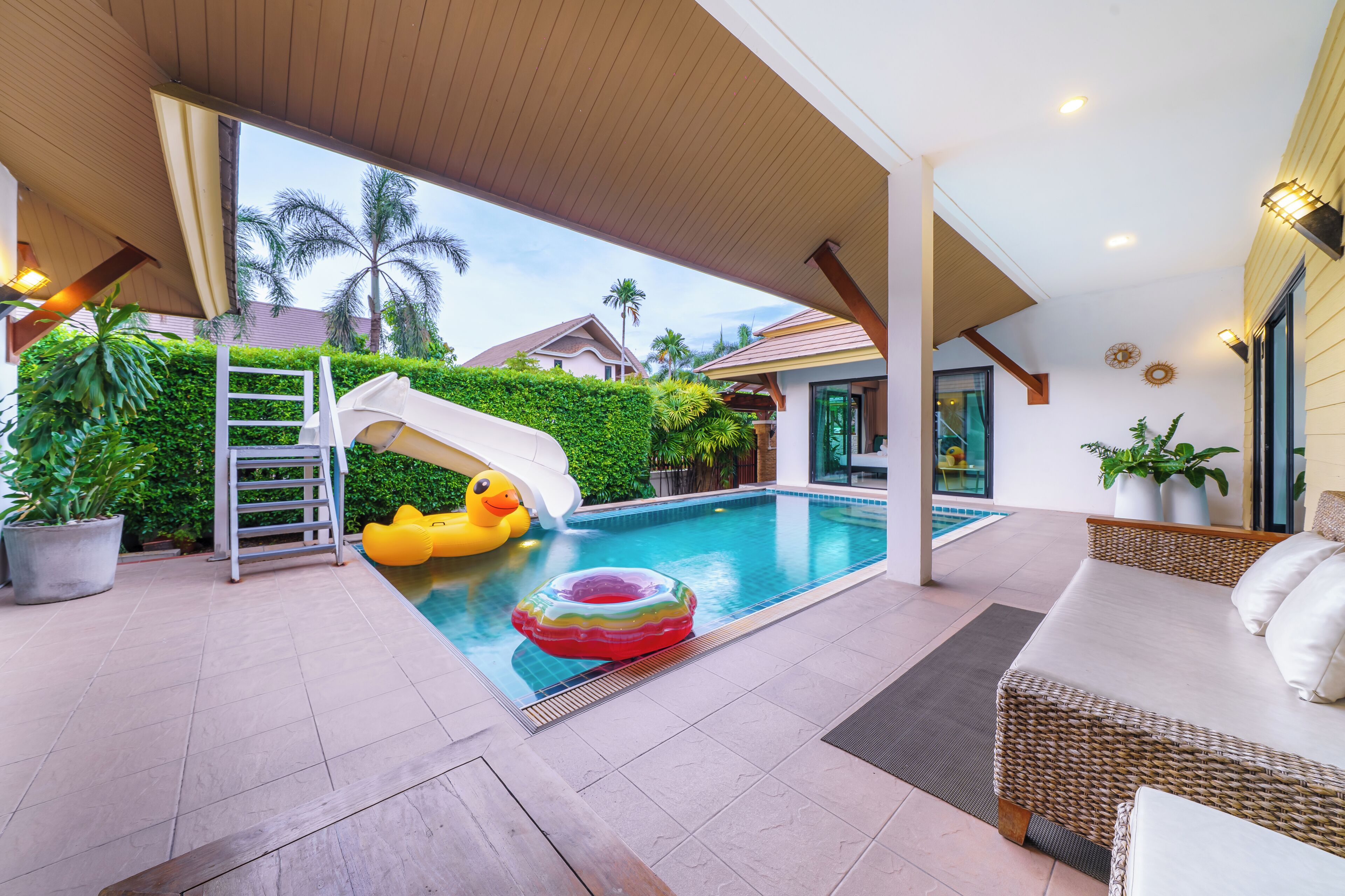 浪漫别墅, 泳池景观 | 起居区 | 平板电视