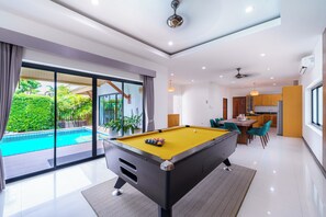 Romantic Villa, Pool View | Living area | Flat-screen TV - Natcha villa 41 (Pattaya)