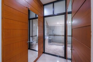 Villa romantique, vue sur la piscine | Salle de bain | Séchoir à cheveux, serviettes fournies, savon, shampooing