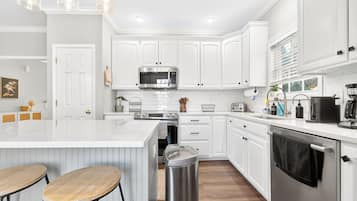 KĂŒhlschrank, Mikrowelle, Ofen, Herdplatte