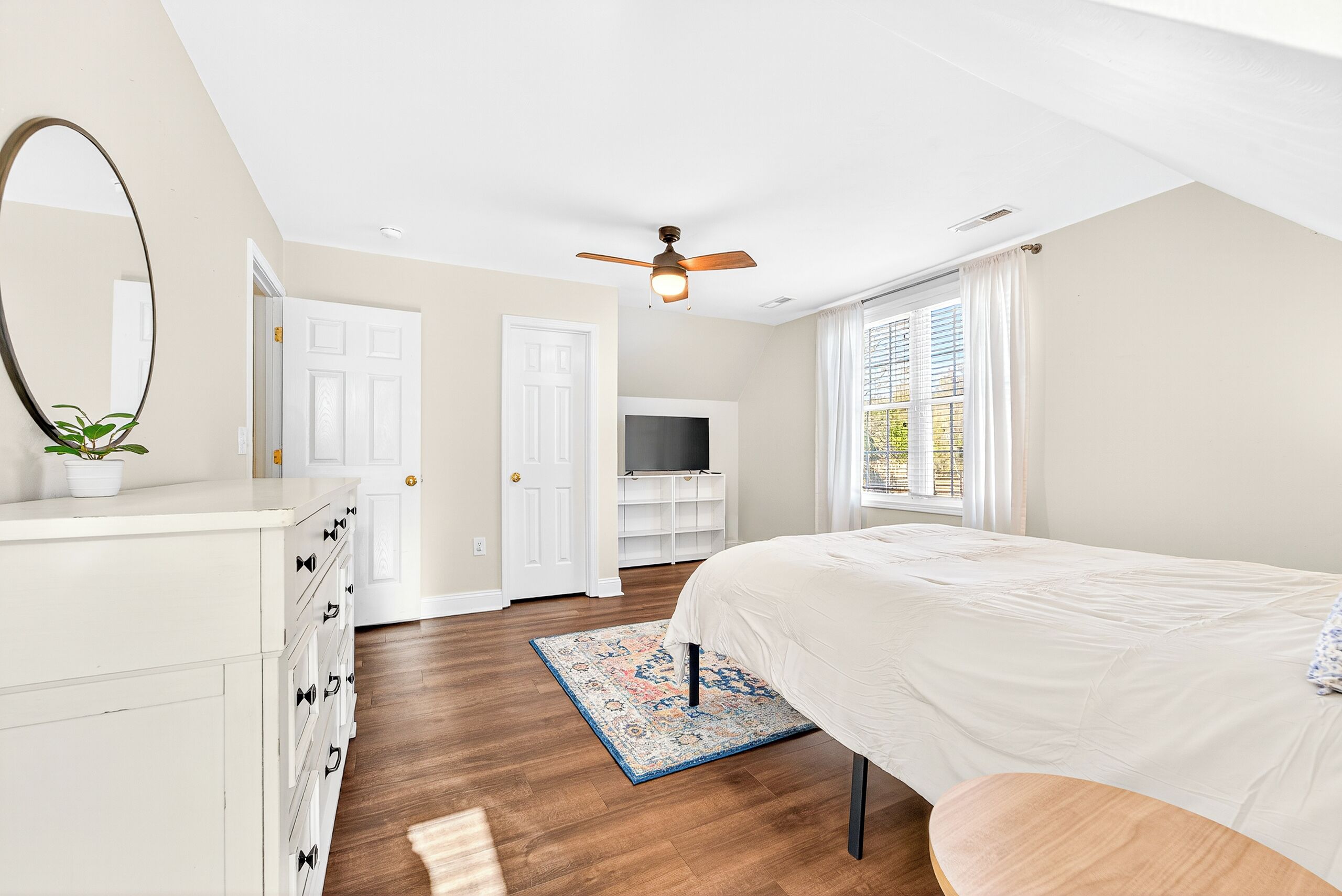 4 habitaciones, escritorio y tabla de planchar con plancha 