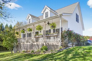 Exterior - Family-Friendly 4 BR w.King Bed, EV Charger + Peloton + Mountain Views (Troutville)