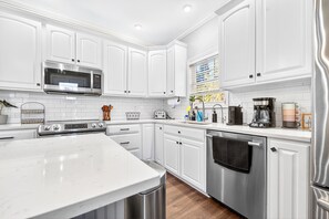 Fridge, microwave, oven, stovetop - Family-Friendly 4 BR w.King Bed, EV Charger + Peloton + Mountain Views (Troutville)