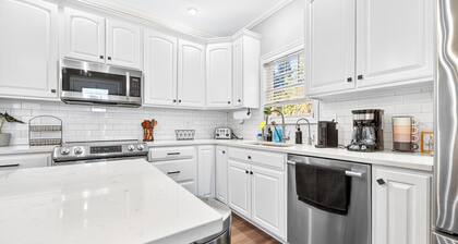 Family-Friendly 4 BR w.King Bed, EV Charger + Peloton + Mountain Views