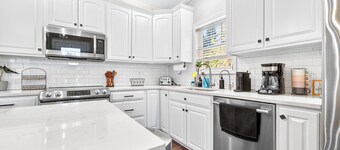 Family-Friendly 4 BR w.King Bed, EV Charger + Peloton + Mountain Views