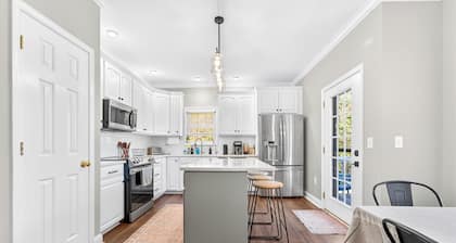 Family-Friendly 4 BR w.King Bed, EV Charger + Peloton + Mountain Views