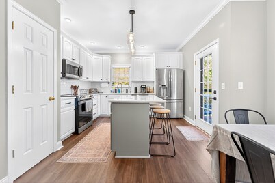 Family-Friendly 4 BR w.King Bed, EV Charger + Peloton + Mountain Views