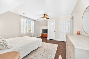 4 habitaciones, escritorio y tabla de planchar con plancha