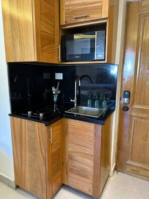 Microwave, coffee/tea maker, blender, cookware/dishes/utensils