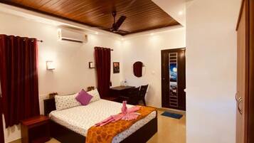 5 bedrooms, iron/ironing board, WiFi, bed sheets