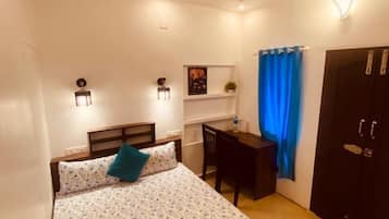 5 bedrooms, iron/ironing board, WiFi, bed sheets
